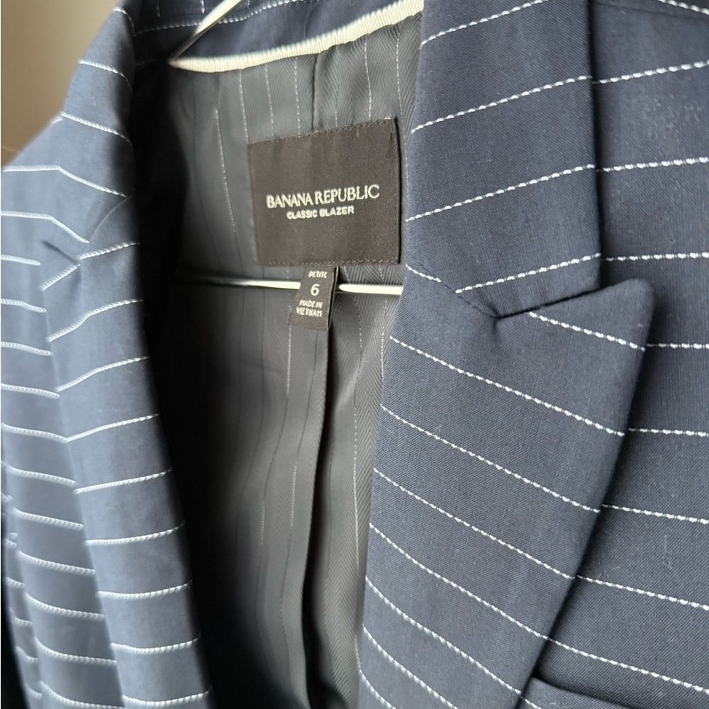 Great condition Banana Republic Women’s Classic Navy Striped Blazer Size 6